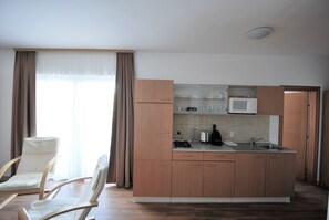 Een koelkast, een magnetron, een koffiezetapparaat/waterkoker