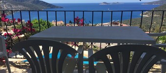 2 bed self contained furnished flat with pool, 5 mins from town and beach.