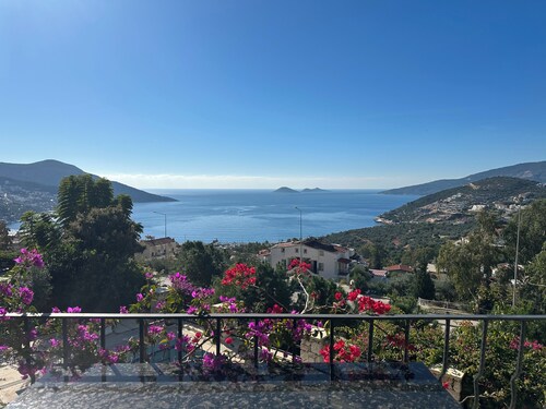 2 bed self contained furnished flat with pool, 5 mins from town and beach. 