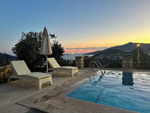 2 Bett unabhängige möblierte Wohnung mit Pool, 5 Minuten von der Stadt und Strand entfernt. 