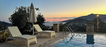 Appartement meublé indépendant de 2 chambres avec piscine, à 5 minutes de la ville et de la plage.