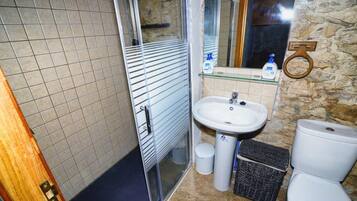 Dutxa, assecador de cabells, tovalloles i paper higiènic