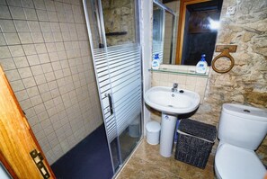 Dusche, Haartrockner, Handtücher, Toilettenpapier