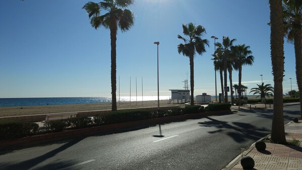 Beach nearby, sun-loungers - ROQUETAS MAR APARTMENT. VERY NEAR BEACH (Roquetas de Mar)