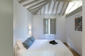 2 عدّة غرف نوم وخزنة داخل الغرفة ومكواة/لوح كي وسرير سفر