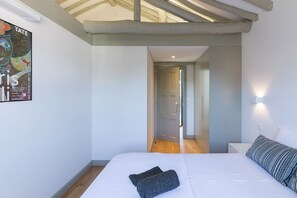 2 chambres, coffres-forts dans les chambres, fer et planche à repasser