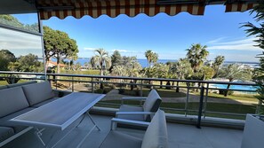 Outdoor dining - 2-BEDROOM LUXURY APARTMENT, PANORAMIC SEA VIEW (Vallauris)