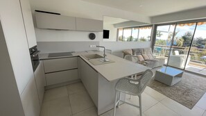 Fridge, microwave, oven, stovetop - 2-BEDROOM LUXURY APARTMENT, PANORAMIC SEA VIEW (Vallauris)