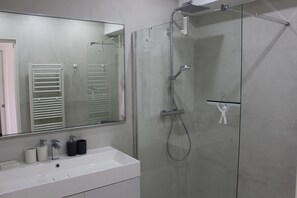 Shower, hair dryer, towels, soap - 2-BEDROOM LUXURY APARTMENT, PANORAMIC SEA VIEW (Vallauris)