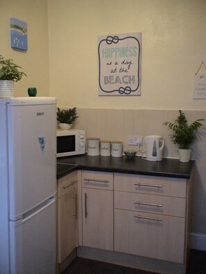 Fridge, microwave, oven, stovetop - Nicely apointed first floor apartment in secluded area close to transport hubs (Prestatyn)