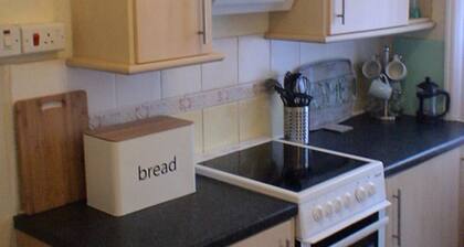 Nicely apointed first floor apartment in secluded area close to transport hubs