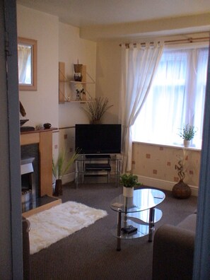 TV, fireplace, DVD player, books - Nicely apointed first floor apartment in secluded area close to transport hubs (Prestatyn)