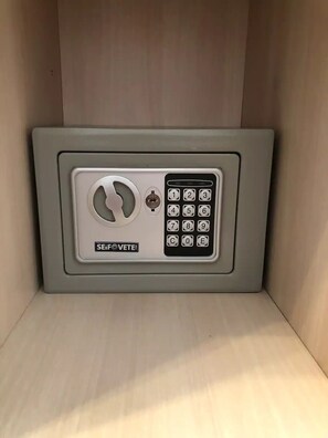1 habitación, caja de seguridad en la habitación y escritorio 