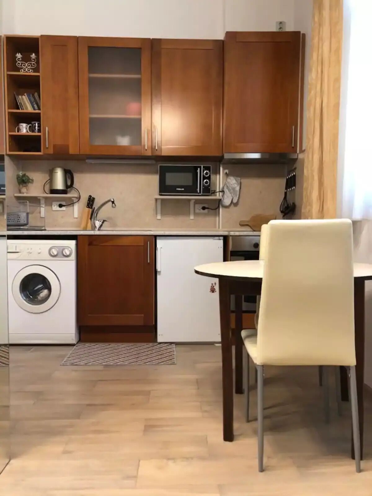 Jääkaappi, mikroaaltouuni, uuni, kahvin-/teenkeitin