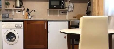 Fridge, microwave, oven, coffee/tea maker