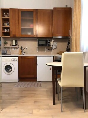 Kühlschrank, Mikrowelle, Ofen, Wasserkocher mit Kaffee-/Teezubehör