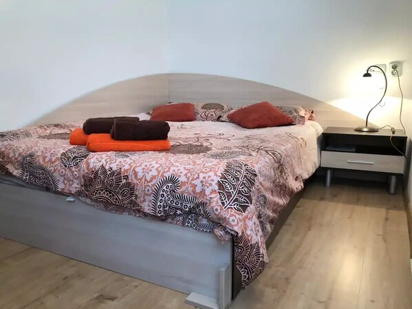 1 habitación, caja de seguridad en la habitación y escritorio 