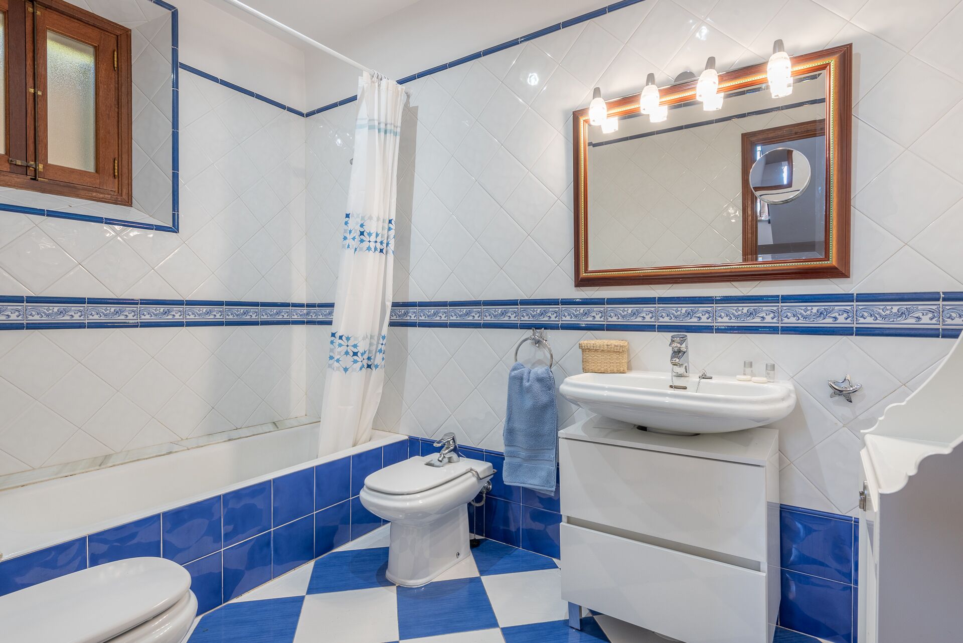 Un baño con inodoro, lavamanos y ducha.