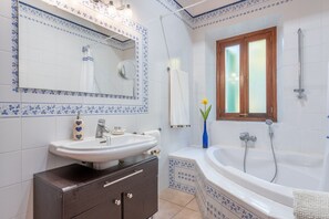 Ducha y bañera combinadas, secador de pelo, bidé y toallas