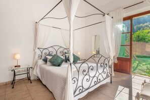 4 chambres, bureau, chambres insonorisées, fer et planche à repasser