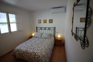 3 bedrooms, in-room safe, iron/ironing board, free WiFi - Large Modern Villa, Private Pool and Gardens (Blanca)