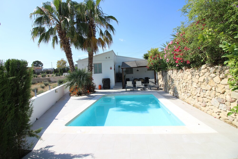 Large Modern Villa, Private Pool and Gardens