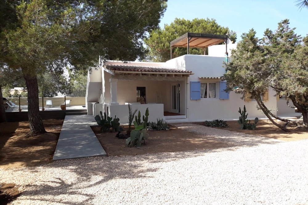Villa with pool at pochi passi dal centro di Es Pujols