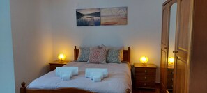 3 chambres, fer et planche à repasser, lit de bébé portatif