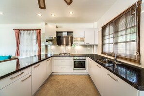 ثلاجة، ميكروويف، فرن، موقد طهي مسطح