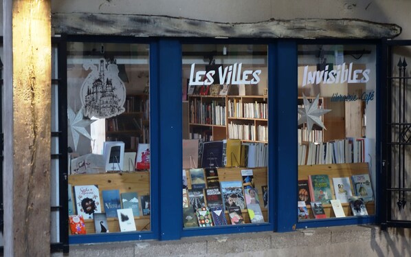 Una librería con estanterías y un adorno con forma de estrella en la ventana.