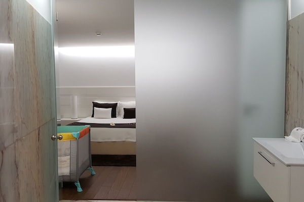 1 slaapkamer, een strijkplank/strijkijzer, wifi, beddengoed