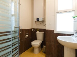 Suihku, hiustenkuivaaja, tohvelit, pyyhkeet