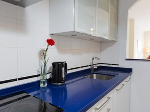 Fridge, oven, dishwasher, coffee/tea maker