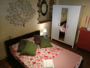 Bügeleisen/Bügelbrett, Reisekinderbett, kostenloses WLAN, Bettwäsche