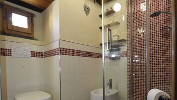 Dusche, Haartrockner, Bidet, Handtücher