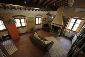 Fernseher, Kamin, Bücher