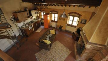 Fernseher, Kamin, Bücher