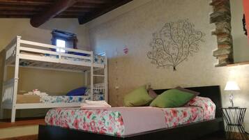 Bügeleisen/Bügelbrett, Reisekinderbett, kostenloses WLAN, Bettwäsche