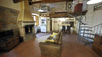 Fernseher, Kamin, Bücher