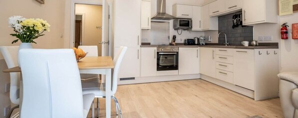 ثلاجة، ميكروويف، فرن، موقد طهي مسطح