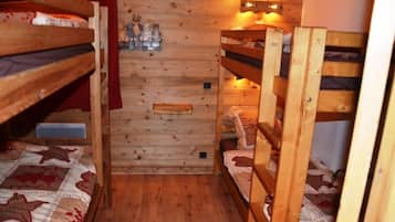 3 slaapkamers, een strijkplank/strijkijzer, wifi, beddengoed