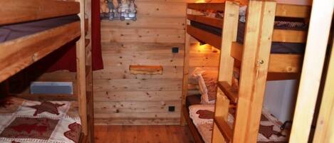 3 makuuhuonetta, silitysrauta/-lauta, Wi-Fi, vuodevaatteet