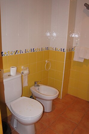 Shower, bidet, towels, toilet paper - Comfortable apartment within walking distance of Almería (Alhama de Almería)