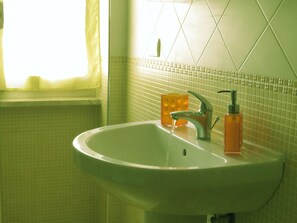 Shower, hair dryer, bidet, towels - Vacation Rental Spicchi di Sole (Siracusa)