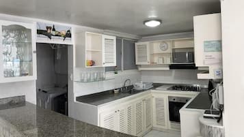 Lemari es, microwave, oven, dan mesin pembuat kopi/teh