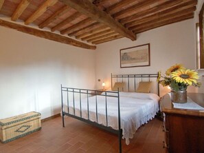 2 bedrooms, iron/ironing board, WiFi