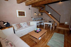 Smart TV, lareira, livros