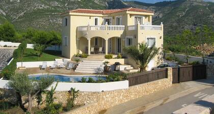 Luxury Villa upeat näkymät ja oma lämmitetty uima-ja Wifi