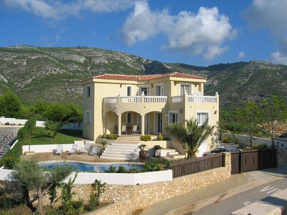 Luxury Villa With Spectacular Views And Private Heated Pool and Wifi