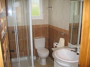 Bañera, secador de pelo, toallas y jabón